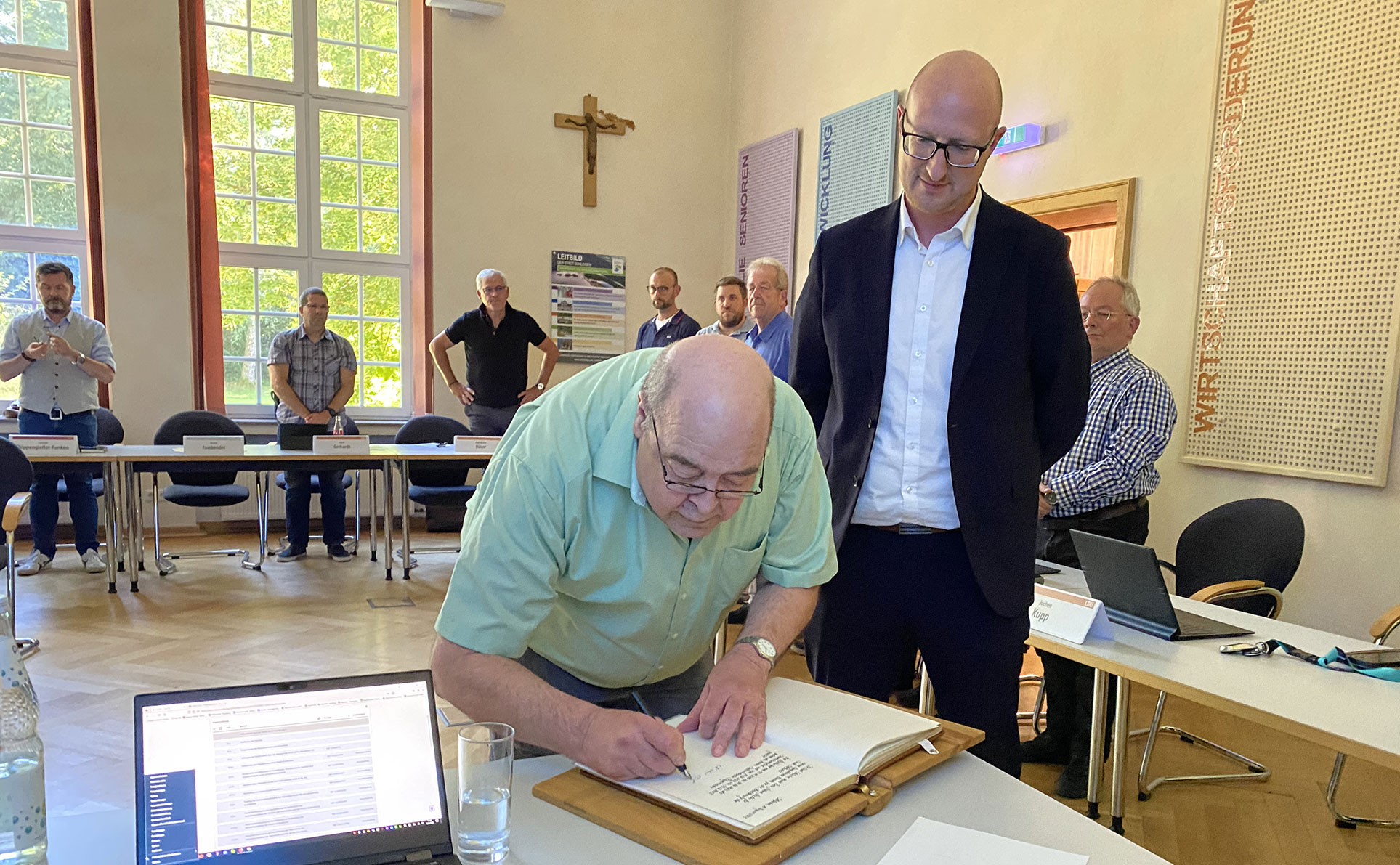 Norbert Müller beim Eintrag ins Goldene Buch der Stadt Schleiden
