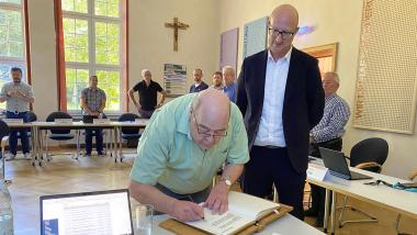 Norbert Müller beim Eintrag ins Goldene Buch der Stadt Schleiden